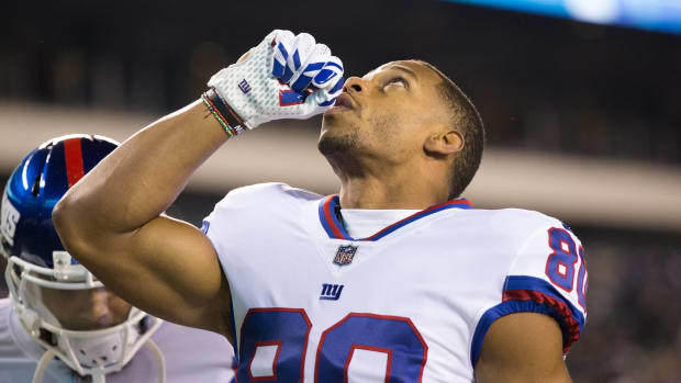 Dec 22, 2016; Philadelphia, PA, USA; New York Giants wide receiver Victor Cruz (80) points to the sky before a game against the Philadelphia Eagles at Lincoln Financial Field.